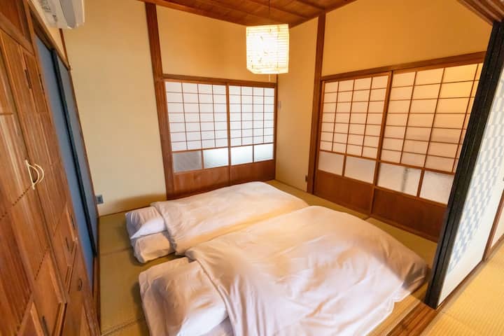 厚さ10㎝の敷布団、敷パッド、枕（高さ調節可能）、羽毛布団（ダウン率80％）、各種シーツをご準備しております。※マットレスはございません。