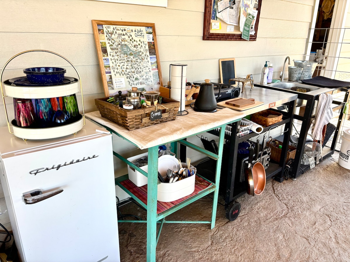 The shared kitchen under the porch next to our private home has a fridge, microwave, toaster oven, grills, dishwashing sink, coffee bar, utensils and local maps available 24/7. at 