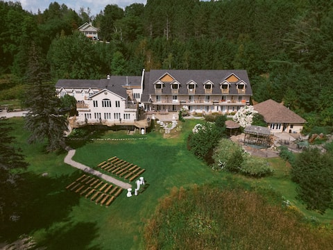 Rustic chalet for 100 people