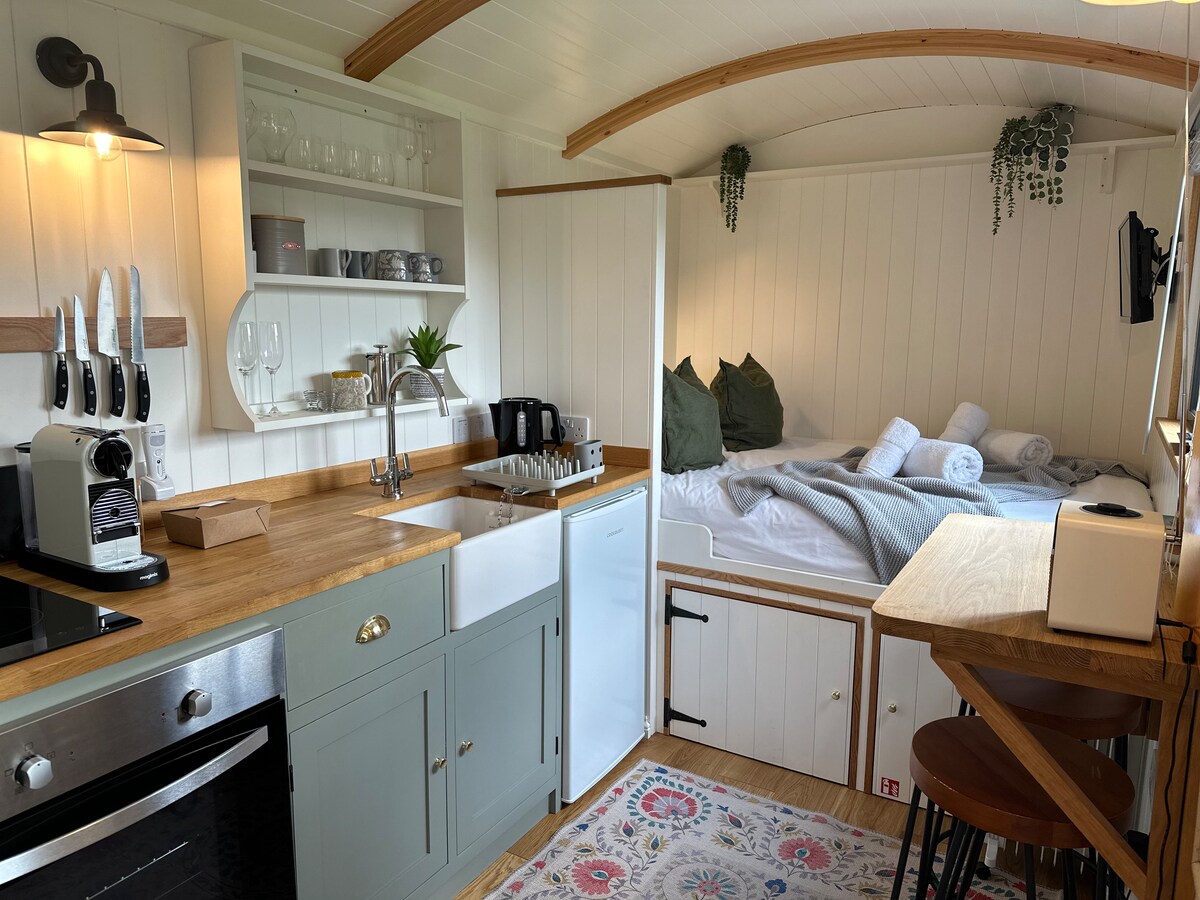 Top Airbnb: Luxury Shepherds Hut with Hot Tub in St. Minver Highlands