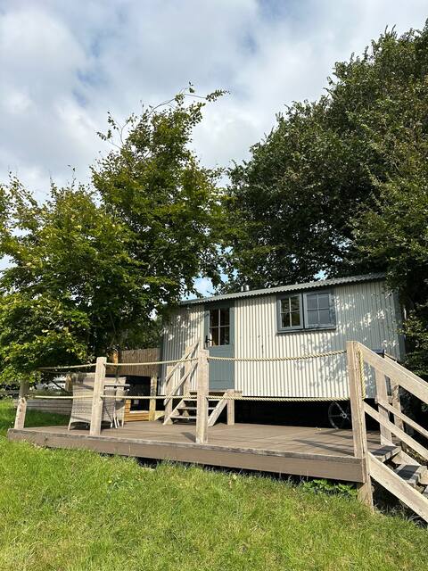 Luxury Shepherds Hut with Hot Tub