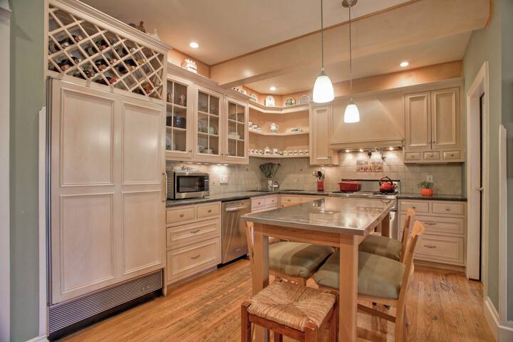 City out front Presidio out back (15 yrs hosting) gallery image 4