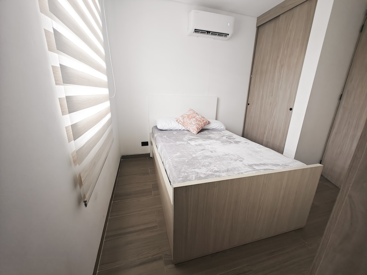 Esta habitación cuenta con 1 cama de 1.20 y 1 cama nicho. Esta habitación está ubicada detrás de la zona de lavado. 