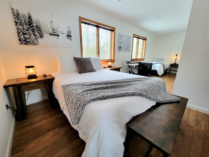 Dormitorio 4 - Cama queen, cama individual, silla alta para niños, 2 juegos y armario.