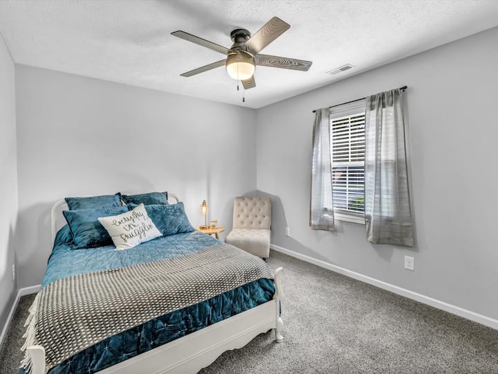 Ноќните ламби имаат вградена подлога за полнење на телефонот. Исто така и usb port. 