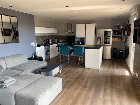 Successful Airbnb property: Apartment with panoramic view of Lyon + Air conditioning in Caluire Et Cuire