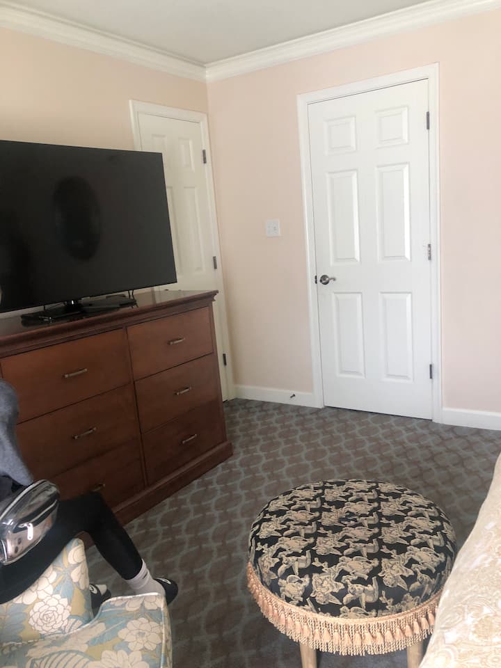 2 Bedroom Stylish Kingsmill Condo - Yorktown, VA