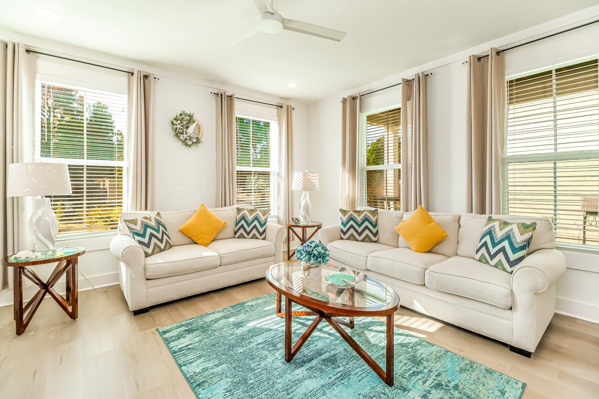 Popular Airbnb listing: “Sea La Vie” Luxury Downtown Home; Mins to Beaches in Pensacola / Ferry Pass / Brent