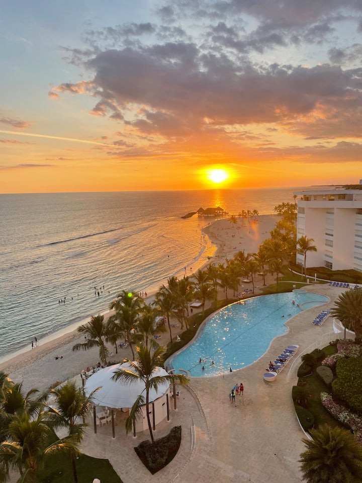 Oceanfront Luxury Condo/ Sunset Views, pool.
