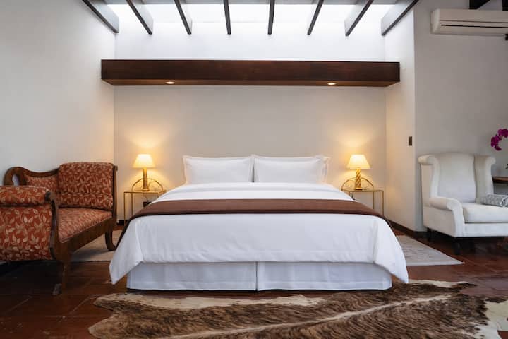 Habitación Nro. 1
Suite matrimonial que combina lo rústico con la elegancia, creando un refugio cálido y acogedor. Disfruten de vistas a la piscina y detalles en madera tallada, una terraza amplia y baño moderno para una estadía llena de confort.