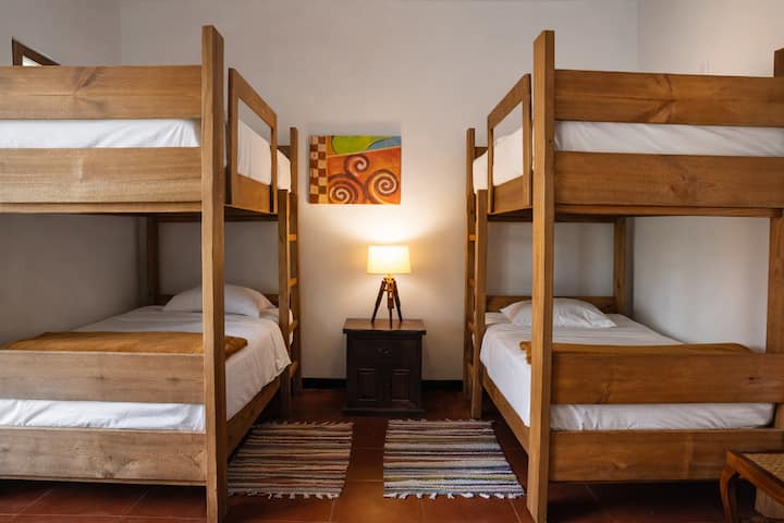 Habitación N° 3:
Disfruten del descanso en esta habitación con dos camarotes de pino, ideales para amigos o familia. Espacio cálido y confortante, perfecto para relajarse y descansar plácidamente.