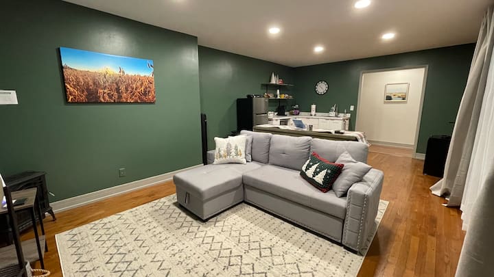 Отворената кујна и дневната соба обезбедуваат доволно простор за опуштање за време на престојот. 