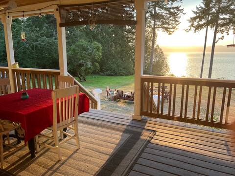 Kingfisher Cottage-beachfront home w/ covered deck