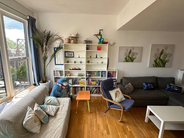 Spacious 4 bedroom City Centre Penthouse + Parking gallery image 3