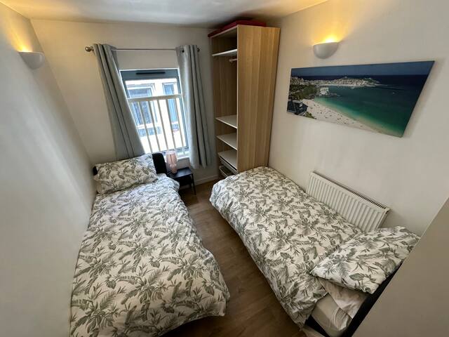 Spacious 4 bedroom City Centre Penthouse + Parking gallery image 5