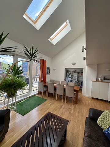 Spacious 4 bedroom City Centre Penthouse + Parking gallery image 2