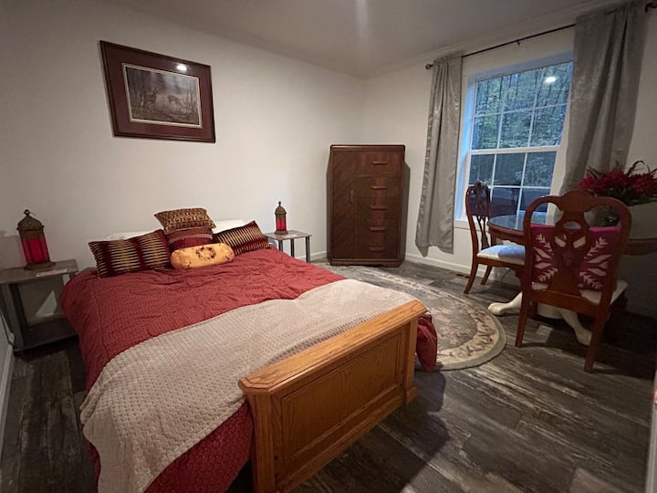 Our office becomes a 4th private sleeping area for 2, on this ultra comfortable queen futon. Nice space for laptops and working vacations.  