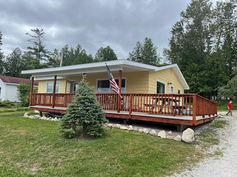 'Hillside' Cottage on the lake
