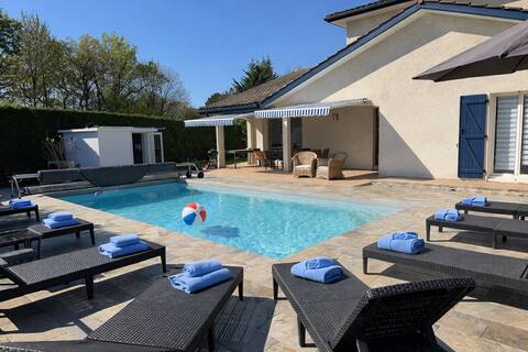 3-star villa with swimming pool • 10 people • Beach 10 min