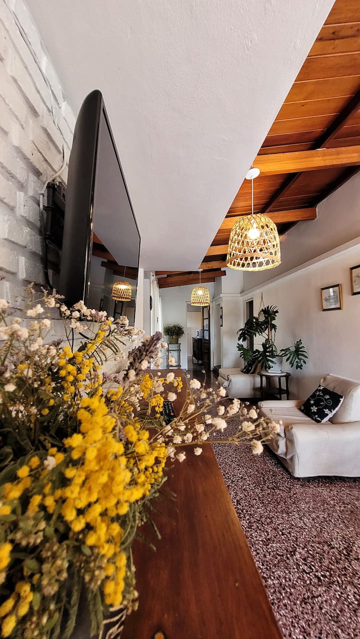 ¡Amplia Casa, 5 Habitaciónes! Excelente Ubicación! - Tandil