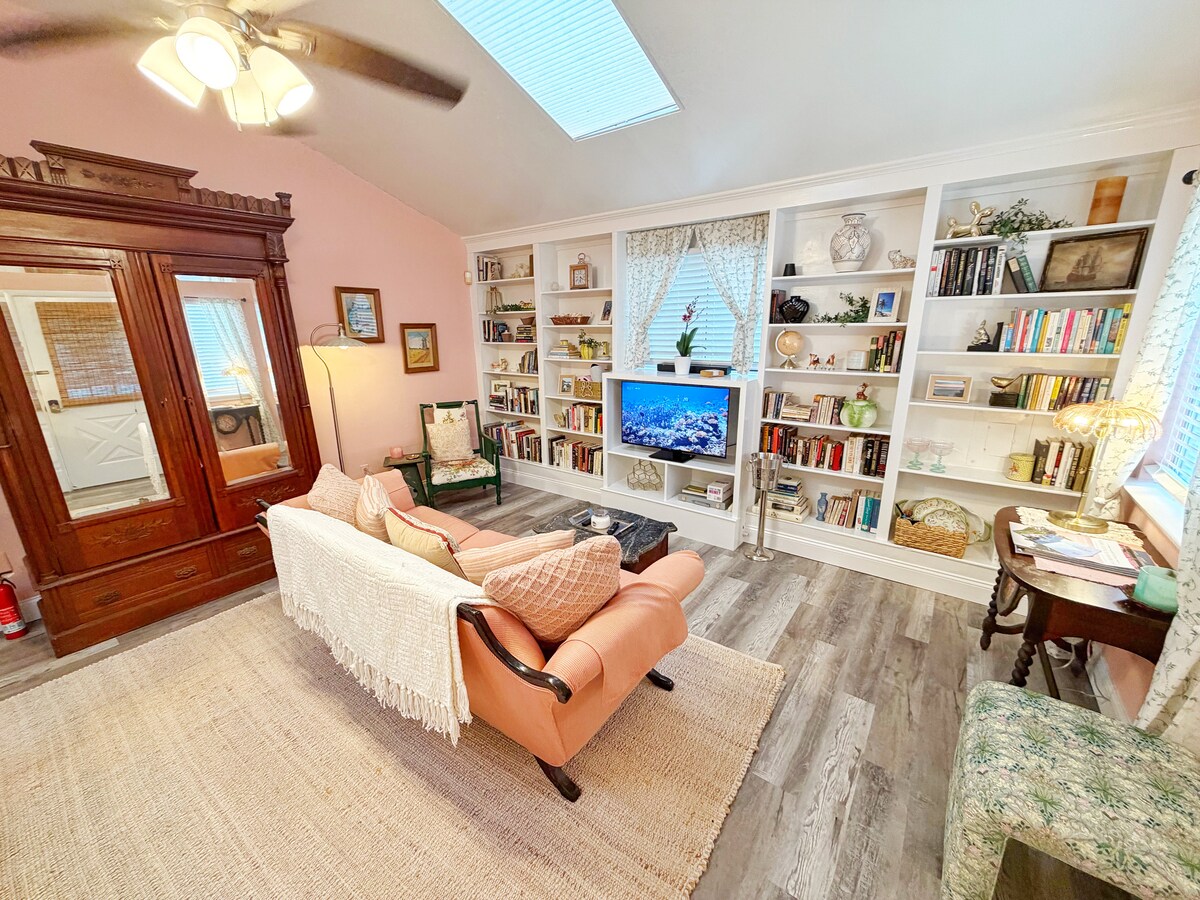 Popular Airbnb listing: Enchanting Cottage in the Heart of Southampton Vil in Southampton
