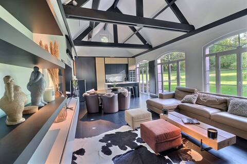 The cozy oak cottage