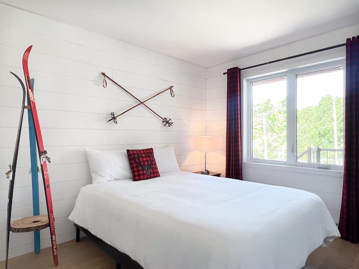 Დახურული საძინებელი კედელზე 40 დიუმიანი სმარტ-ტელევიზორით.
