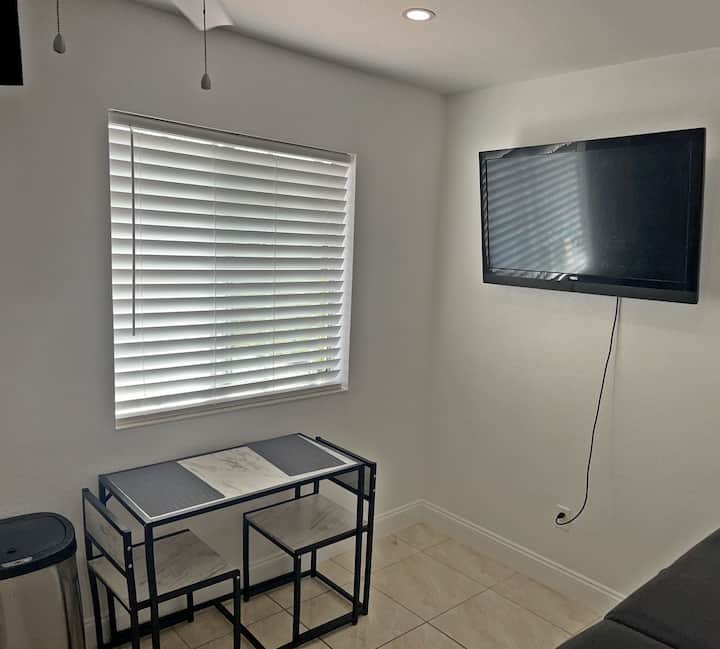 Entire Guest Suite Near Hard Rock Stadium - Miami Gardens, FL