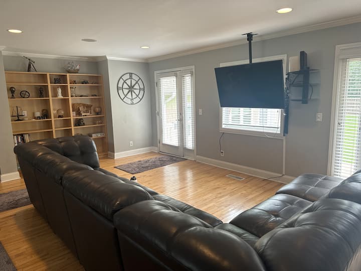 3 Full Bath 7 Bed Home With Game Room - ウィルミントン, NC