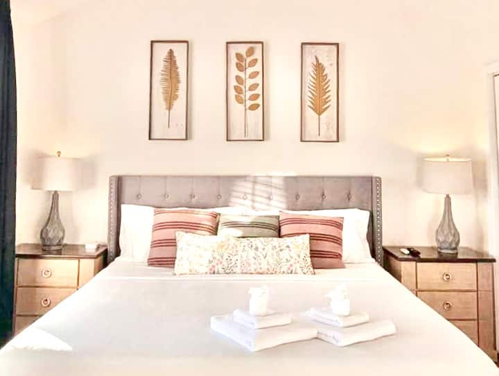 בחדר השינה הראשון יש מיטת קינג סייז, מאוורר תקרה, טלוויזיה חכמה ושולחן/פינת עבודה. כולל מגבות נקיות, מתלה מזוודות, ארון עם שמיכת פוך וכריות וחדר רחצה צמוד פרטי. תוספות ידידותיות לילדים: צעצועים + לול מתקפל.