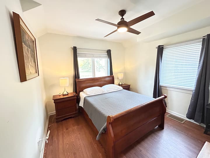 Dormitorio en el piso principal con baño adyacente. 
