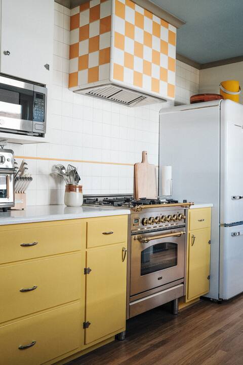 Cozy, designer cottage in town w/heated floors