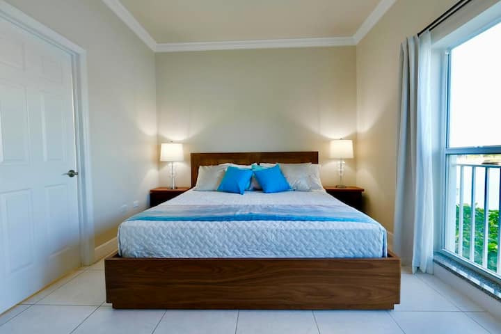 เตียงคิงไซส์หรูหราวิวทะเลสาบขนาดใหญ่ห้องน้ำในตัวตู้เสื้อผ้าแบบวอล์คอิน