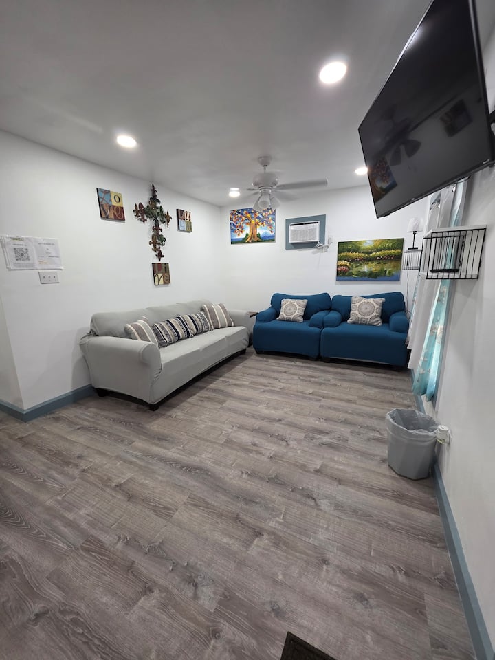 Gated Cozy Home, Sleeps Up To 8. Pets Welcomed! - Nuevo Laredo