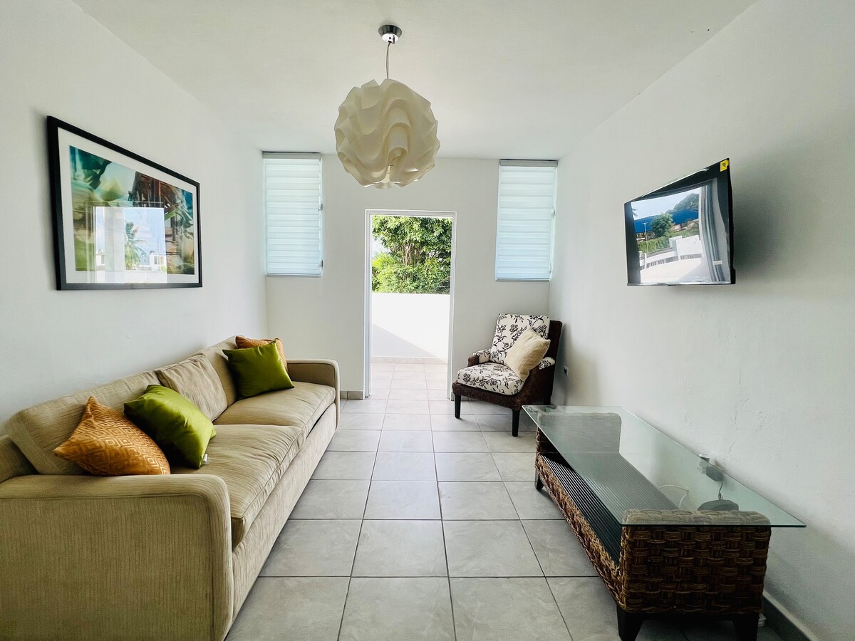 Sebule yenye nafasi kubwa sana yenye kitanda aina ya queen sofa 