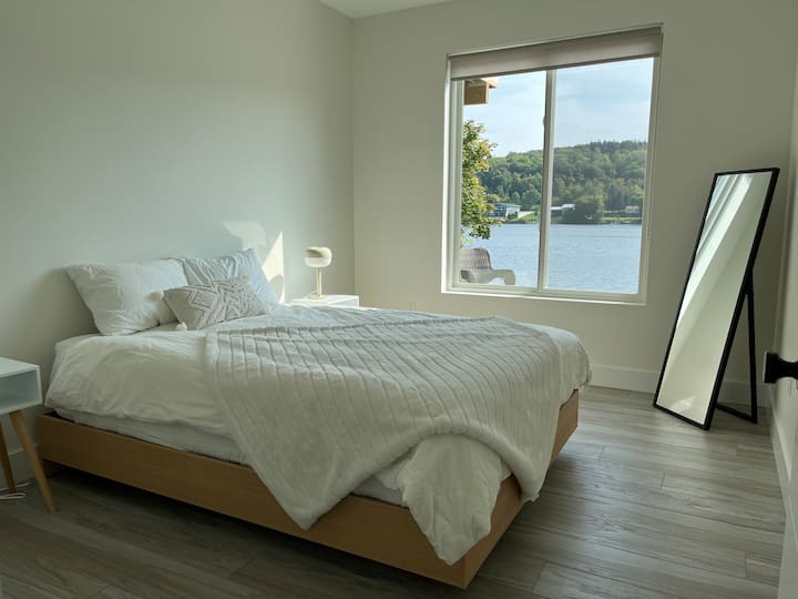 Dormitorio tamaño queen en el nivel inferior