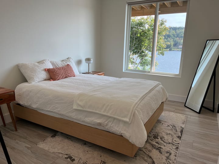 Dormitorio tamaño queen en el nivel inferior