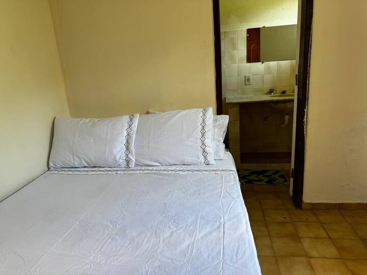 Vila iliyoambatishwa kwenye nyumba iliyo na feni ya dari, kitanda 01 cha watu wawili, kabati la kabati la kabati la nguo. 