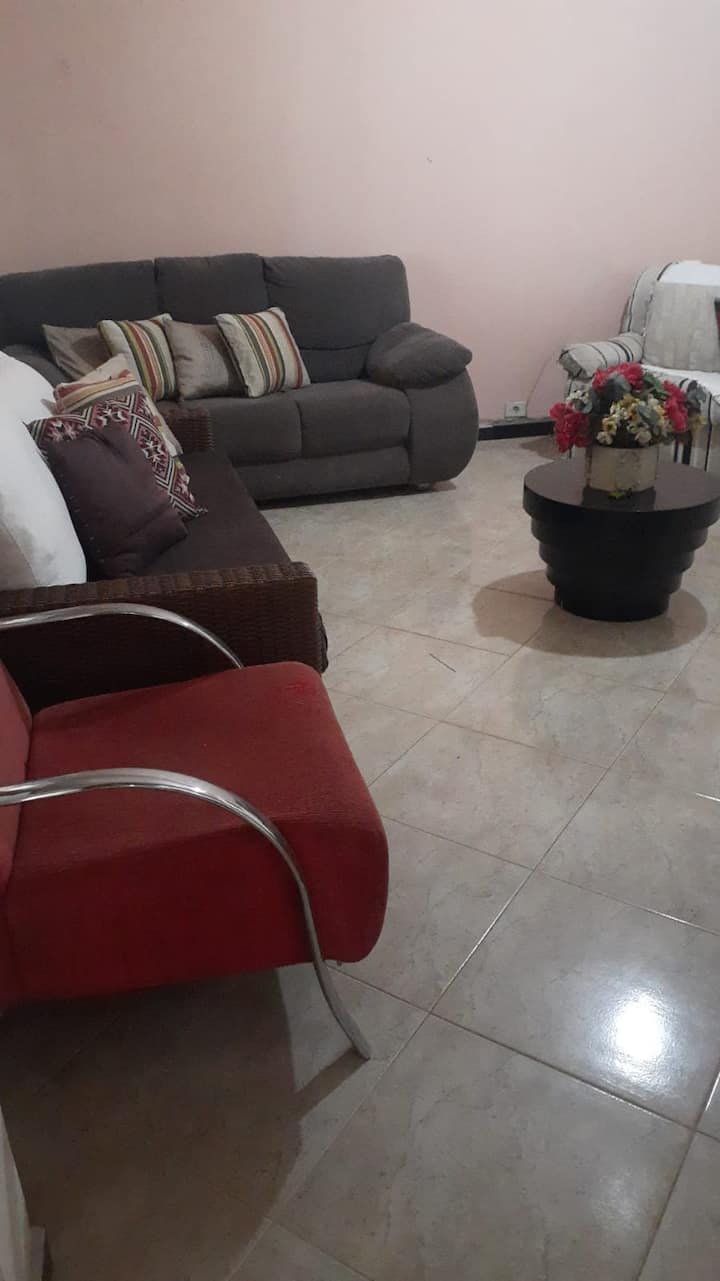 Chumba kikuu cha mlango wa nyumba kilicho na feni za dari, Wi-Fi, televisheni ya HD yenye skrini tambarare ya inchi 48, kitanda cha sofa 01, sofa 02 na kiti cha mikono. 