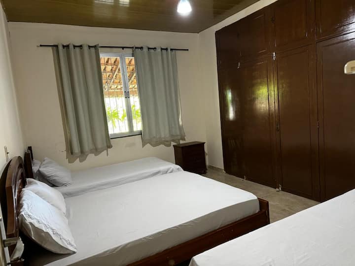 Ukumbi wa Mji ulio na televisheni ya HD 50", feni ya dari, kitanda 01 cha watu wawili, vitanda 02 vya mtu mmoja, magodoro 02 ya mtu mmoja na kabati la nguo.