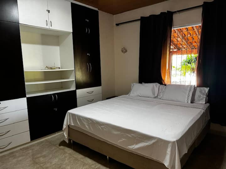 Master Suite iliyo na kiyoyozi, feni ya dari, kitanda aina ya super king, televisheni ya HD 50”, makabati na kabati la nguo.