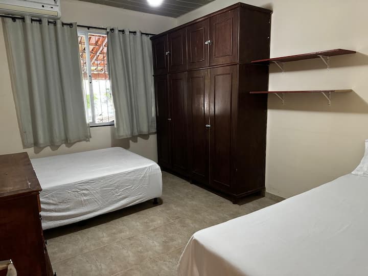 Chumba kilicho na kiyoyozi, feni ya dari, kabati la nguo, kitanda 01 cha watu wawili, vitanda viwili 02 na godoro moja la 01. 