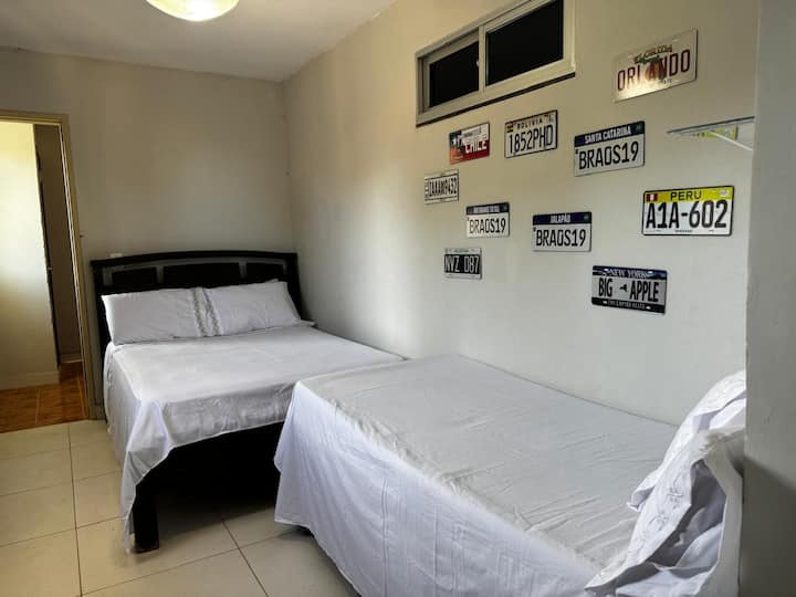 Chumba cha juu cha fleti kilichoambatishwa kwenye nyumba kilicho na feni ya dari, kabati la kabati, kuzima kwenye mapazia, kitanda 01 cha watu wawili, vitanda viwili 02 na godoro moja la 01.