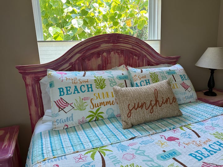 Piano principale Flamingo Camera da letto con letto matrimoniale e bagno completo.  Questo bagno è dotato di vasca e doccia con spruzzatore portatile. 