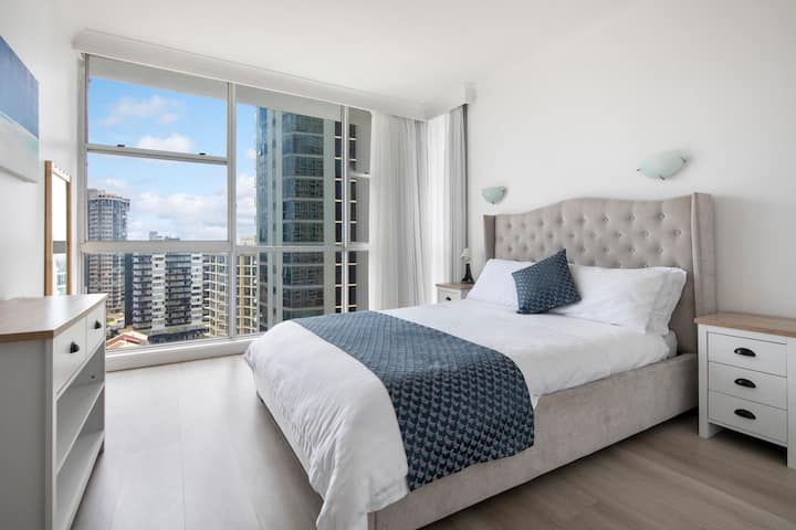 Spacious Surfers Unit - Close To Beach & Tram - Surfers Paradise