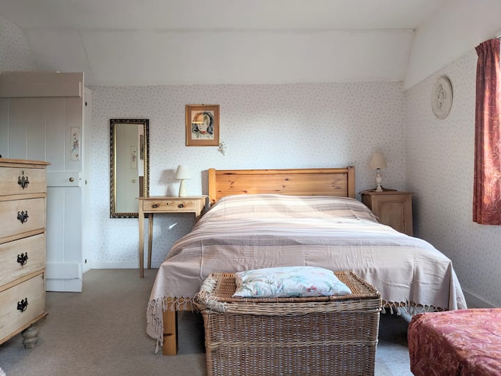 Cama doble estándar en el dormitorio principal
