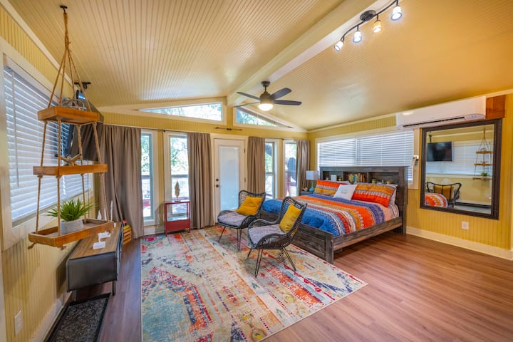 חדר שינה נוח עם עיצוב צבעוני, מצעים קטיפה, מאוורר תקרה ותאורה חמה. מיועד ללילות שלוים לאחר שטיפה בנהר או סיור בניו בראונפלס.