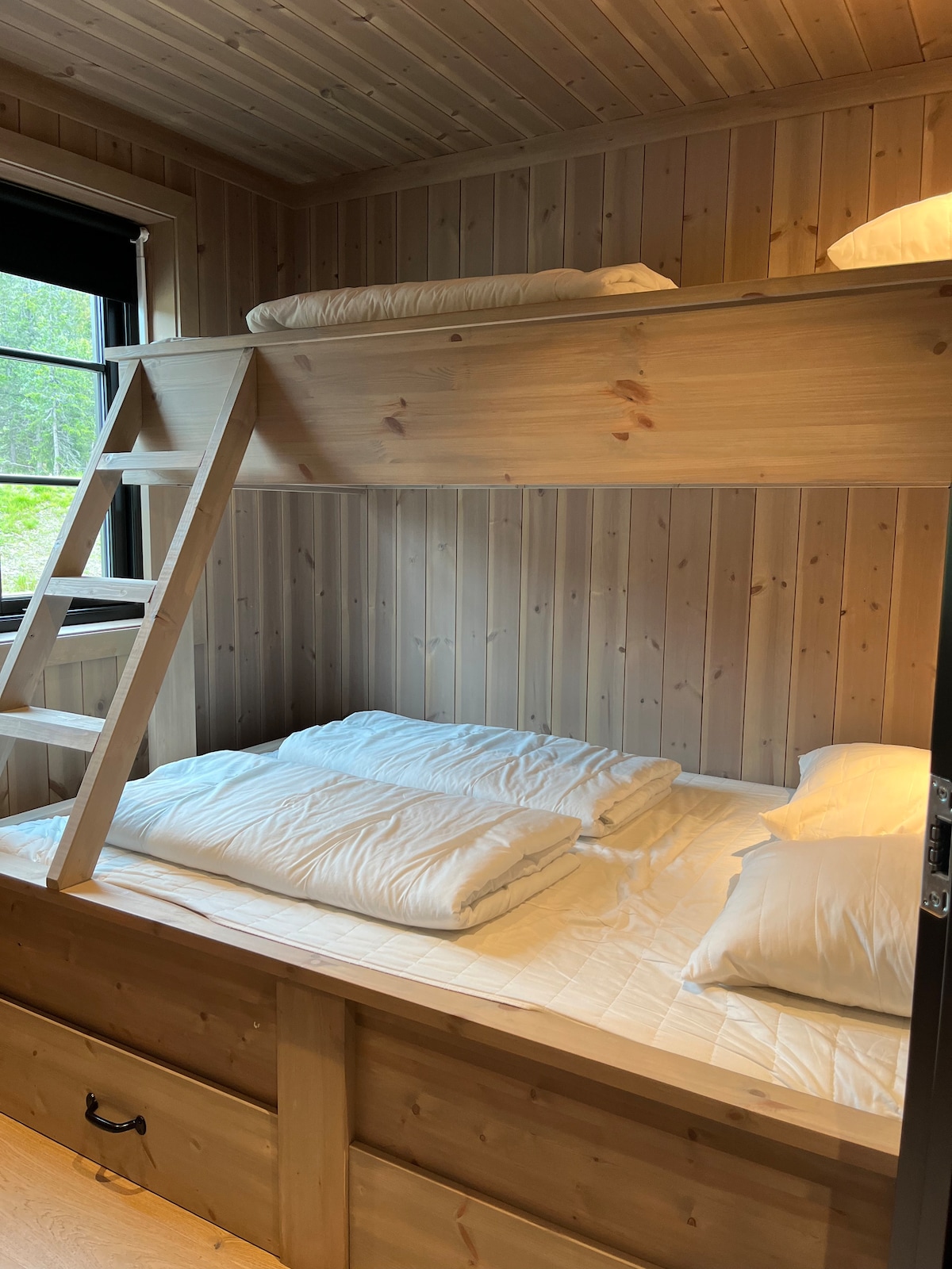 В спалня 2 има семейно двуетажно легло. Долната е 140x200 и лесно отнема 2 - ма души. Горната е 90x200. Практично място за съхранение под леглата. Не са осигурени спално бельо и кърпи, така че гостите трябва да ги донесат. Като алтернатива можете да наемете жилище.