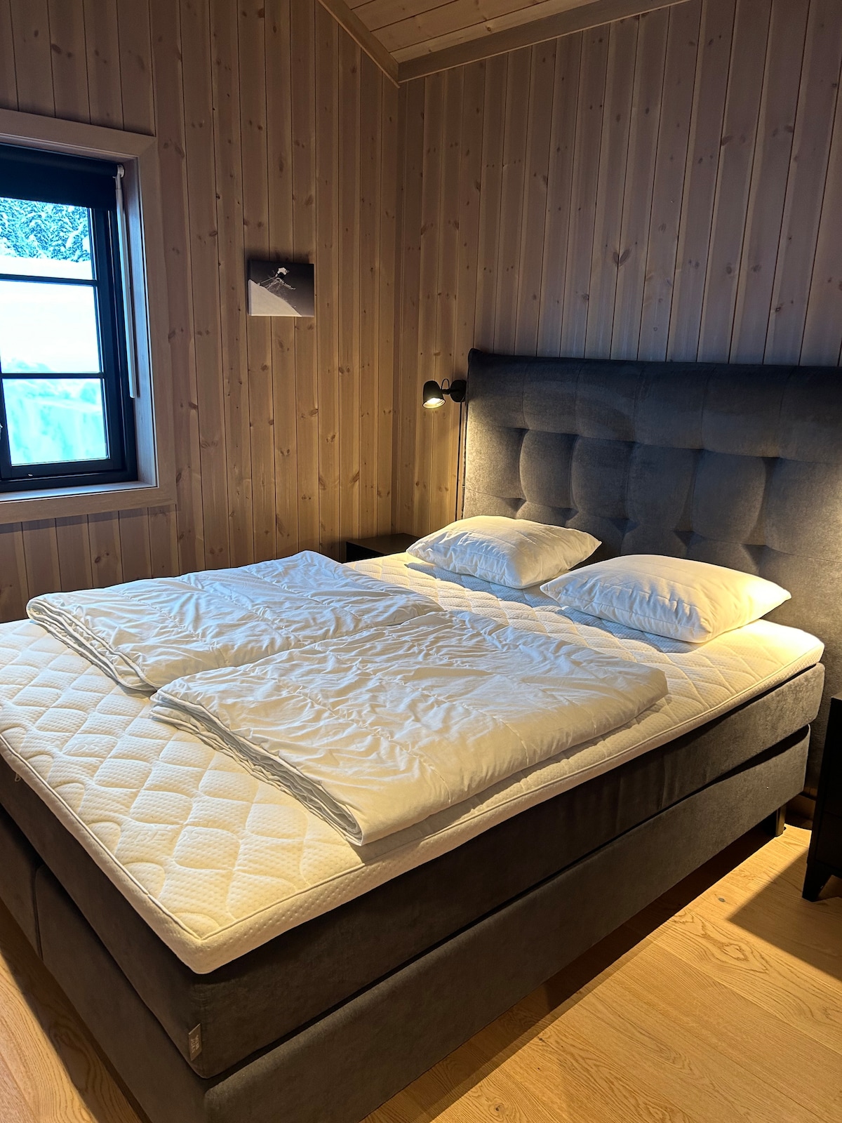 Спалня 3 съдържа голямо двойно легло 150x200. 
Не са осигурени спално бельо и кърпи, така че гостите трябва да ги донесат. Друг вариант е да наемете жилище.