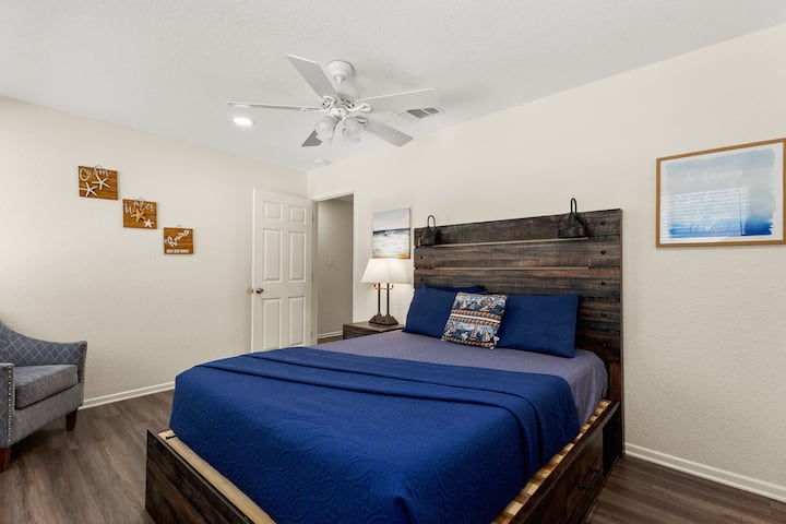 Cozy king bedroom with Smart TV and ceiling fan, perfect for recharging after full Spring Break days on the river, exploring downtown New Braunfels, or dancing at Gruene Hall.